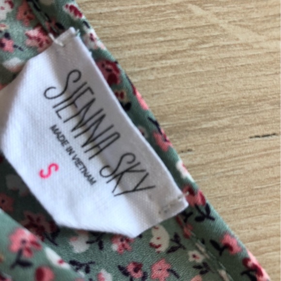 Sienna Sky Off the Shoulder Floral Cut Out Back Top in Grey Size S - Picture 6 of 9